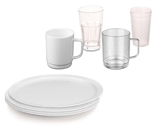 Glass, kopper og tallerkener av polykarbonat