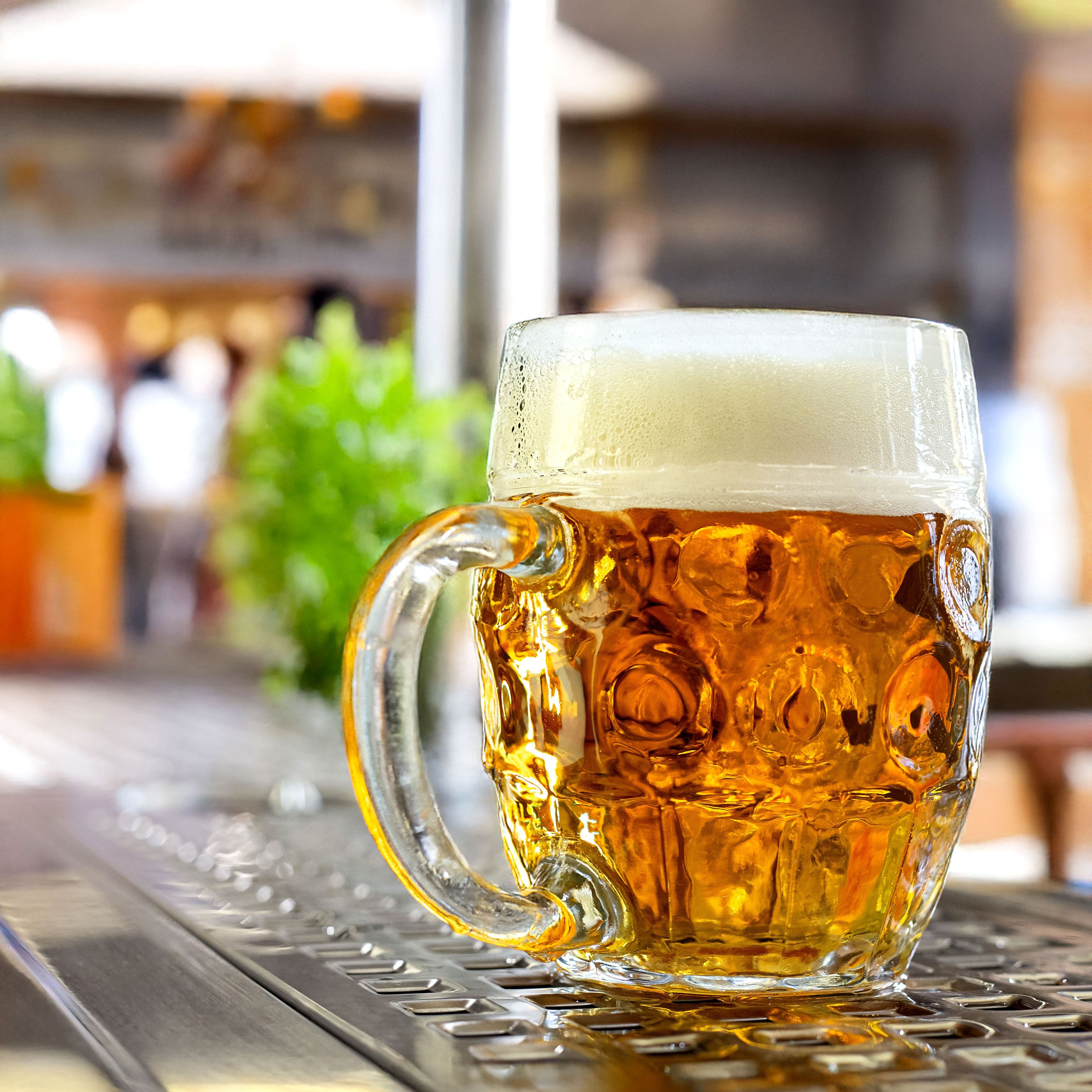 stockbild_biertheke_glas.jpg