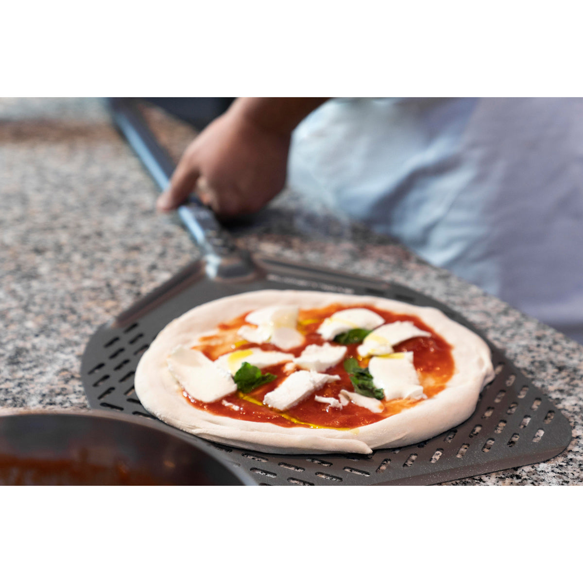 Pizzaspade Aluminium - 33 cm - perforert