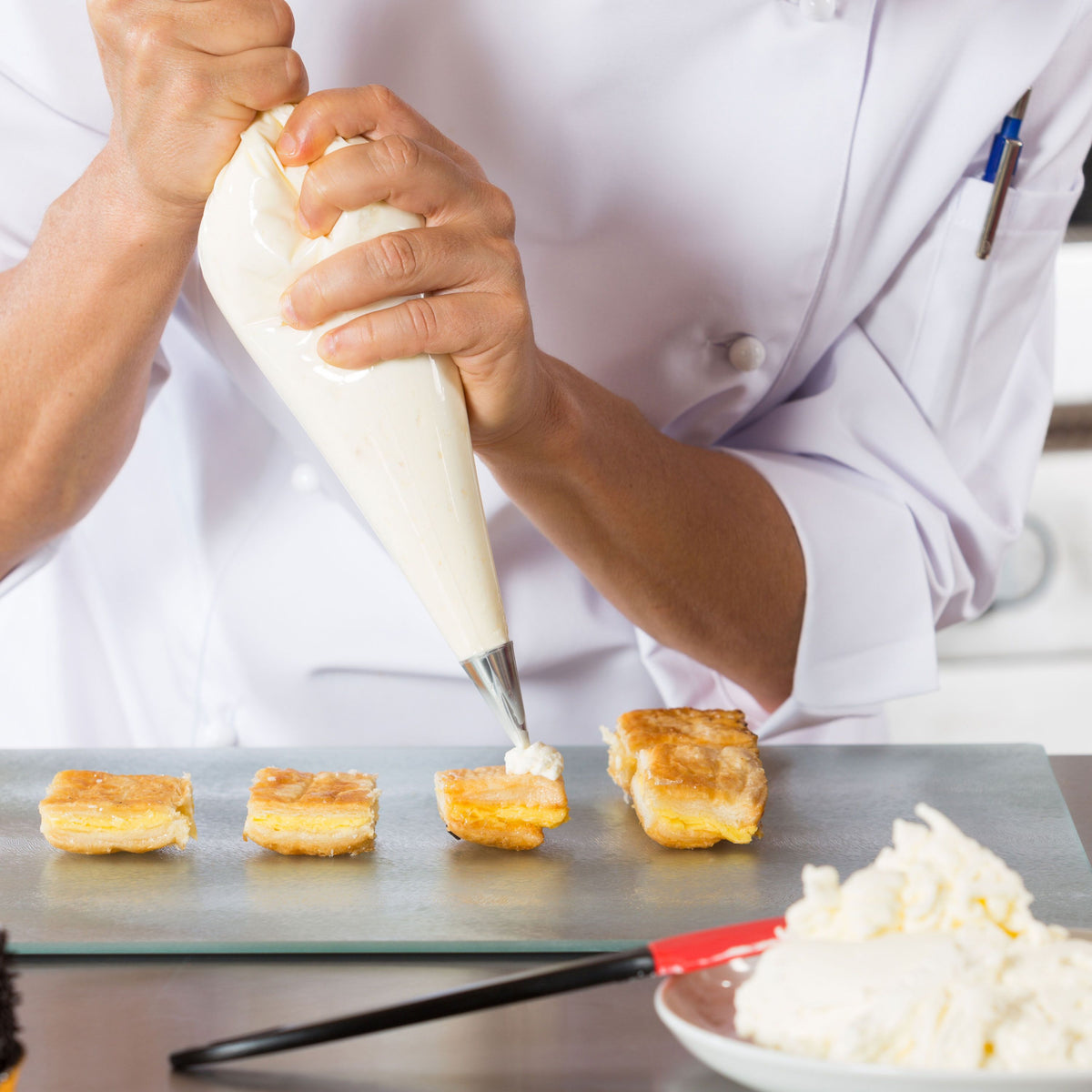 detail_pastry-bag_inuse_1.jpg